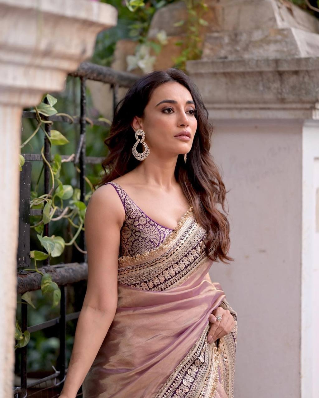 Women's Luxurious Mauve & Purple Art Silk Saree with Intricate Golden Zari & Broad Embroidered Border – Complete with Brocade Blouse for Festive & Wedding Wear - Image 9